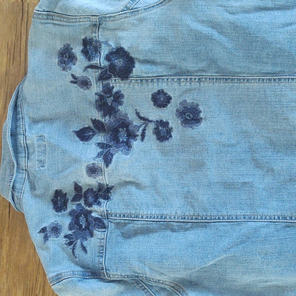 Jean jacket embroidery flowers 1X by Ava & Viv - Picture 3 of 4